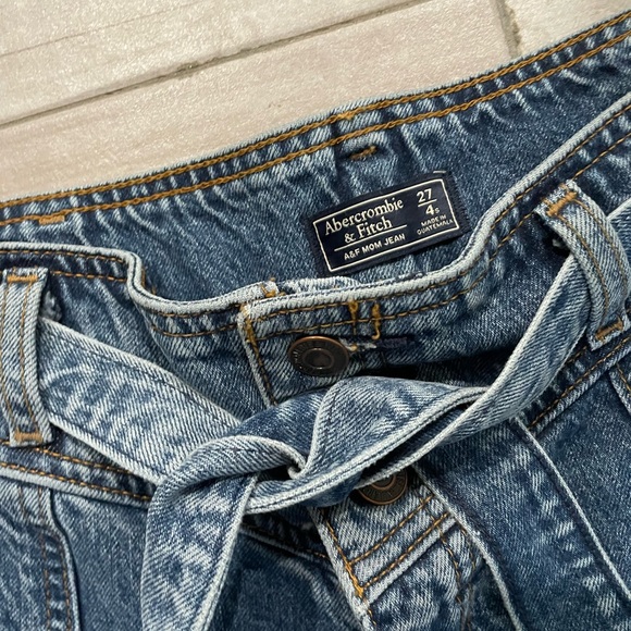 Abercrombie Women’s Belted Ultra High Rise Utility Jeans - Picture 3 of 3